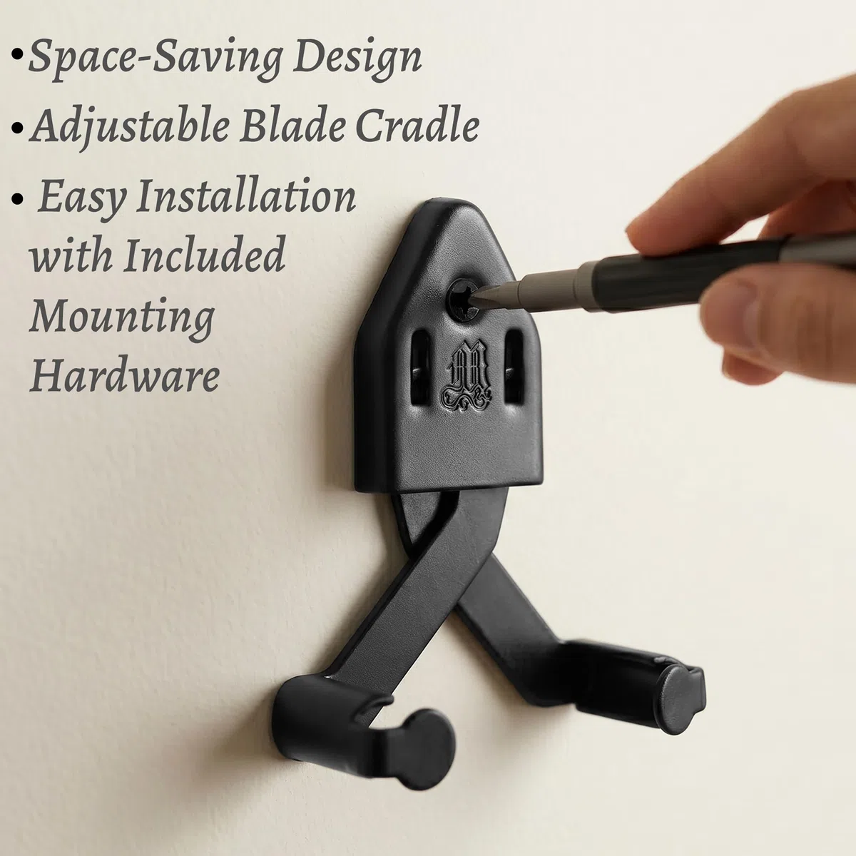 Mythrojan Supporto da parete per spada singola in metallo, supporto verticale da parete, regolabile, multifunzione, supporto decorativo da parete per ascia, coltelli, nero, grande