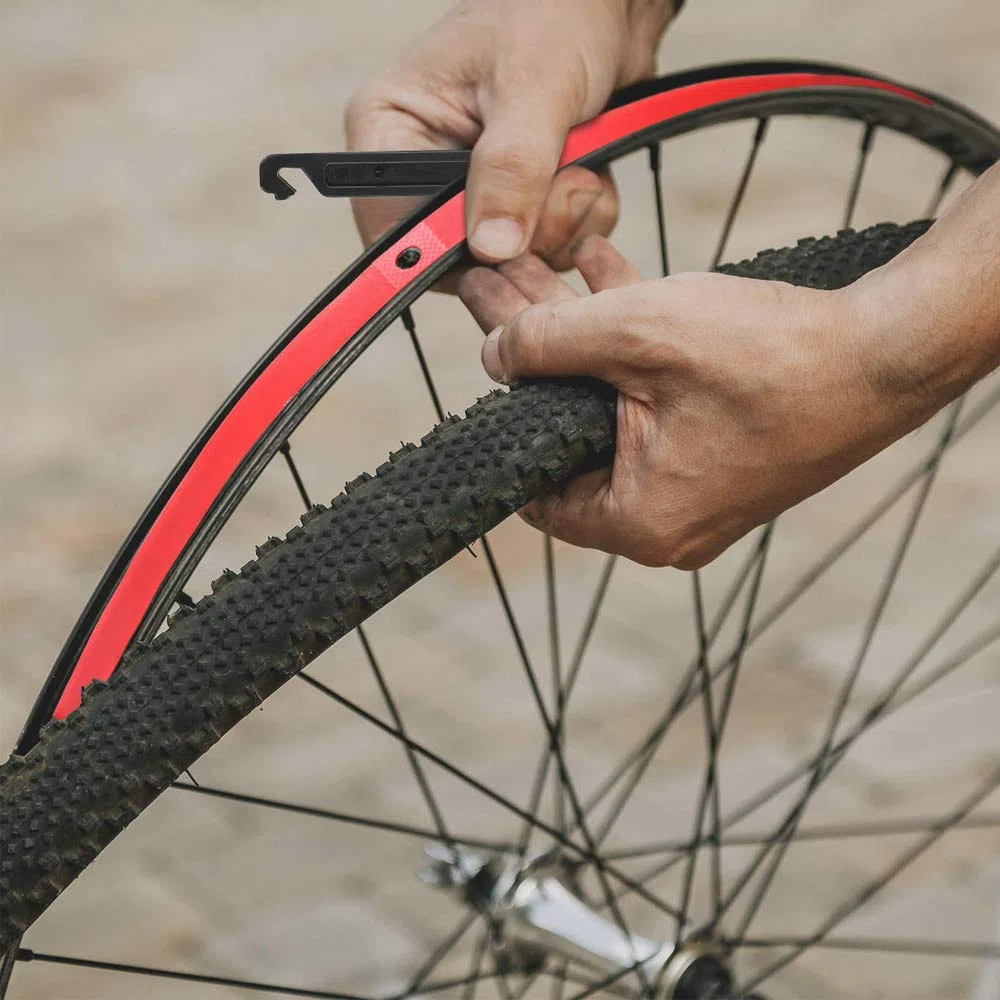 4Pcs Premium PVC Antiforatura Nastro, 700C Bike Rim Strip Rim Tape Liner, Bicicletta Protettore dei Pneumatici Antiforatura Fodera Tubo Interno Cinghia, con 2Pcs Pneumatici Leva (Rossa)